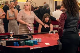 Penny Rust (Rebel Wilson, l.) und Josephine Chesterfield (Anne Hathaway)    +++ Die Verwendung des sendungsbezogenen Materials ist nur mit dem Hinweis und Verlinkung auf RTL+ gestattet. +++