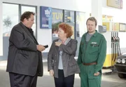 Ein sch&ouml;ner Empfang: Pfarrer Braun (Ottfried Fischer, li.) und seine Haush&auml;lterin Margot (Hansi Jochmann) sind noch nicht einmal in ihrem neuen Wirkungsort angekommen, da wird ihnen an einer Tankstelle schon das Auto geklaut. Auch der Tankwart (Alexander Kiersch) ist fassungslos.