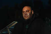 Mihis zwielichtiger Cousin Sonny (Maateiwarangi Heta-Morris) hat ganz eigene Interessen, die mit dem Drogenring im Zusammenhang stehen. Das verkompliziert die Sachlage etwas. Mihis zwielichtiger Cousin Sonny (Maateiwarangi Heta-Morris) hat ganz eigene Interessen, die mit dem Drogenring im Zusammenhang stehen. Das verkompliziert die Sachlage etwas.
