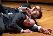 Gilles (Pascal Sangla) und Samy (Xavier Lacaille) werden während einer Rauferei von einem Sicherheitsbeamten des EU-Rats (Patrick Ligardes) zu Boden gebracht. Gilles (Pascal Sangla) und Samy (Xavier Lacaille) werden während einer Rauferei von einem Sicherheitsbeamten des EU-Rats (Patrick Ligardes) zu Boden gebracht.