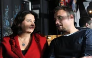 Leopold ist ger&uuml;hrt, dass seine Mutter nach Berlin reist, um sich mit ihm zu vers&ouml;hnen. Von links: Monika Vogl (Christine Reimer) und Leopold Vogl (Maximilian Laprell).