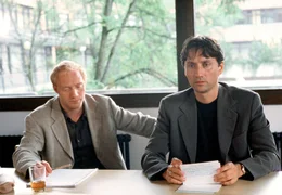"Locker im Hier und Jetzt": Der leichtlebige Arthur (Simon Schwarz, li.) kann nicht verhindern, dass Leo (Ulrich Reinthaller, re.) aus der Bahn ger&auml;t.