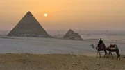 Das Bild zeigt die Große Pyramide von Gizeh, die Teil der Nekropole von Gizeh in der Nähe von Kairo, Ägypten, ist. Das Bild zeigt die Große Pyramide von Gizeh, die Teil der Nekropole von Gizeh in der Nähe von Kairo, Ägypten, ist.