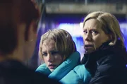 Als Helena (Katariina Unt, re.) ihre unter Drogen stehende Tochter Stefi (Teele Piibemann, Mi.) des Nachts aufgreift, wird sie von den Jugendlichen der Clique bedroht.