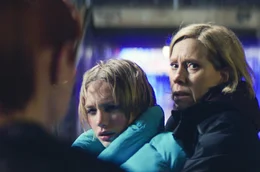 Als Helena (Katariina Unt, re.) ihre unter Drogen stehende Tochter Stefi (Teele Piibemann, Mi.) des Nachts aufgreift, wird sie von den Jugendlichen der Clique bedroht.