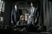 (v.l.n.r.) Gef&auml;ngnisw&auml;chter T.C. Everett (Mik Scriba); Dr. Brennan (Emily Deschanel); Booth (David Boreanaz)