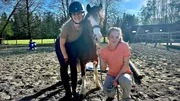 Welsh A Pony Molly ist noch jung und kennt Nina (rechts) noch nicht. Damit es die beiden durch den Geschicklichkeitsparcours schaffen, braucht es die Unterstützung von Denise. (Denise Biedermann, Nina Ploghaus). Welsh A Pony Molly ist noch jung und kennt Nina (rechts) noch nicht. Damit es die beiden durch den Geschicklichkeitsparcours schaffen, braucht es die Unterstützung von Denise. (Denise Biedermann, Nina Ploghaus).