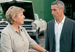 Carla Bergmann (Marie-Luise Marjan) freundet sich schnell mit dem charmanten Brauereibesitzer Rolf Kottenburg (Ralph Herforth) an.