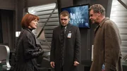 Walter (John Noble, r.) und Lincoln (Seth Gabel, M.) wollen herausfinden, ob Nina Sharp (Blair Brown, l.) etwas mit Olivias merkwürdigem Verhalten zu tun hat ... Walter (John Noble, r.) und Lincoln (Seth Gabel, M.) wollen herausfinden, ob Nina Sharp (Blair Brown, l.) etwas mit Olivias merkwürdigem Verhalten zu tun hat ...