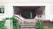 In diesem Durchgang sind der Putz und die Dämmung von der Decke gefallen. In diesem Durchgang sind der Putz und die Dämmung von der Decke gefallen.