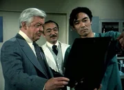 Sam (Robert Ito, re.), Dr. Hiro (Yuki Shimoda, Mi.) und Lt. Monahan (Garry Walberg)