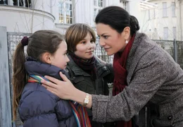 Gesch&auml;ftsfrau und Mutter zugleich: Victoria (Christine Neubauer) sorgt sich stets um das Wohl ihrer Kinder Henri (Ludwig Skuras) und Zoe (Franziska Neiding).