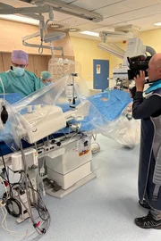 Dreharbeiten im OP: Dr. Frank Runck bei einem Eingriff in einem fremden Klinikum.