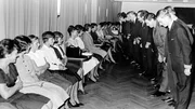 „Darf ich bitten?!“ - In den 1960er Jahren ist ein Jackett für die Herren noch Pflicht im Tanzkurs. „Darf ich bitten?!“ - In den 1960er Jahren ist ein Jackett für die Herren noch Pflicht im Tanzkurs.