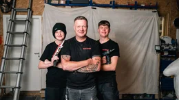 Angelo Zannin (M.) und seine S&ouml;hne Toni (r.) und Robin (l.) bauen Kulissen aus bekannten Hollywood Filmen nach.