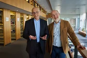 Thomas Schwartz (l.) und Harald Lesch (r.) diskutieren, wie das Staunen Wissenschaft und Religion pr&auml;gt. Was ist der Ursprung von allem? Wie k&ouml;nnen Menschen Kunstwerke schaffen, Ideen oder Theorien entwickeln? Wie entstehen eine Bl&uuml;te, ein Kristall oder ein Stern?