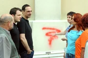 Die Lansinger bemerken entsetzt, dass jemand ihre Kirchenmauer mit roter Farbe bespr&uuml;ht hat. Von links: Florian Brunner (Tommy Schwimmer), Mike Preissinger (Harry Blank), Zenzi Z&ouml;ttl (Christine Franzel) und Gabi Rankl (Manuela Furtner).