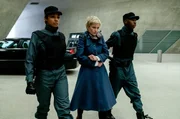 Luz (Lynn Van Royen, M) wird fest genommen. Luz (Lynn Van Royen, M) wird fest genommen.