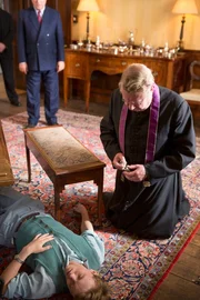 Father Brown (Mark Williams) betet für den toten Calvin. Father Brown (Mark Williams) betet für den toten Calvin.