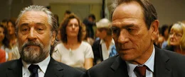 FBI-Agent Robert Stansfield (Tommy Lee Jones, r.) betreut Ex-Mafioso Giovanni Manzoni (Robert De Niro), der seit der Beendigung seiner kriminellen Machenschaften unter dem Namen "Fred Blake" im Zeugenschutzprogramm in der franz&ouml;sischen Normandie lebt.