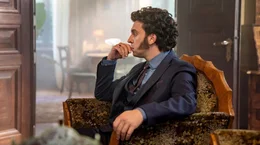 Der in sich gekehrte &bdquo;Mr. Darcy&ldquo; (Edin Hasanovic) bekommt unerwarteten Besuch.