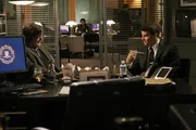 L-R: Gordon Wyatt (Stephen Fry) und Booth (David Boreanaz) L-R: Gordon Wyatt (Stephen Fry) und Booth (David Boreanaz)