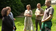 Gruppenfoto von links: Familie Sch&auml;fer mit Moderatorin Eva Brenner und den beiden Mitarbeitern der "Gartenprofis"