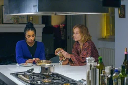 Alma (Isabelle Huppert, re.) lebt wohlhabend, aber einsam in Bordeaux, bis sie eines Tages bei einem Gef&auml;ngnisbesuch der jungen Mutter Mina (Hafsia Herzi, li.) aus Narbonne begegnet.