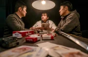 Nachgestellte Szene f&uuml;r &bdquo;ARD Crime Time &ndash; Blutspur der Zigaretten-Mafia&ldquo;: Mitglieder einer vietnamesischen Bande in Ostdeutschland sitzen an einem Tisch. Es geht um illegalen Zigarettenhandel und Schutzgelderpressung. Beim Kampf um Verkaufsreviere werden in der ersten H&auml;lfte der 1990er-Jahre mehrere Dutzend Vietnamesen brutal ermordet.