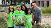 Wie können Städte zur Schwammstadt werden und besser vor Starkregen geschützt werden? PUR+ Reporter Eric Mayer testet mit vier Mädchen der Kindergruppe "Coole Kids" in Berlin, welche Böden wieviel Wasser speichern oder durchsickern lassen. Wie können Städte zur Schwammstadt werden und besser vor Starkregen geschützt werden? PUR+ Reporter Eric Mayer testet mit vier Mädchen der Kindergruppe "Coole Kids" in Berlin, welche Böden wieviel Wasser speichern oder durchsickern lassen.