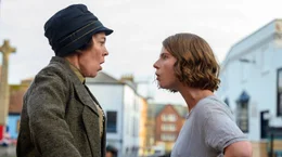 Die Nachbarinnen Edith Swan (Olivia Coleman, li.) und Rose Gooding (Jessie Buckley, re.) geraten in einen vulg&auml;ren Wortstreit.