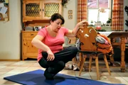 Moni (Christine Reimer) will die schwierige Yoga-&Uuml;bung unbedingt meistern.