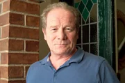 Michael (Peter Mullan) steht Cathy zur Seite.