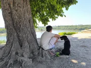 Unter einem großen Baum machen Mixi und Kiki eine Pause mit Blick auf die Donau. Gemeinsam erkunden sie ihre Stadt Belgrad und wachsen als Team zusammen. Unter einem großen Baum machen Mixi und Kiki eine Pause mit Blick auf die Donau. Gemeinsam erkunden sie ihre Stadt Belgrad und wachsen als Team zusammen.