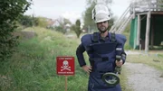 Minen gehören zu den tückischsten Waffen, denn sie bleiben auch nach dem Krieg noch gefährlich. Umso wichtiger ist der Job des Minenräumers. Minen gehören zu den tückischsten Waffen, denn sie bleiben auch nach dem Krieg noch gefährlich. Umso wichtiger ist der Job des Minenräumers.