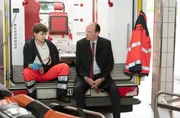 Anwalt Markus Gellert (Herbert Knaup, r.) vertritt den Rettungssanitäter Jens Kolbe (Tom Böttcher, l.), der mit seinem Wagen einen Unfall verursacht haben soll. Anwalt Markus Gellert (Herbert Knaup, r.) vertritt den Rettungssanitäter Jens Kolbe (Tom Böttcher, l.), der mit seinem Wagen einen Unfall verursacht haben soll.