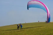 Kaya im Tandemsprung beim Paragliding.