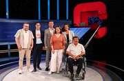 ARD GEFRAGT - GEJAGT FOLGE 1000, "Alexander Bommes pr&auml;sentiert beliebtes Quizformat". Moderator Alexander Bommes (3.v.l.) mit den Kandidat:innen: Irina Tiedemann (3.v.r.), Madina Ghafoor (2.v.r.), Julian Wirth (l.) und Ingo Hohler (r.), sowie dem J&auml;ger, Sebastian Jacoby (2.v.l.).