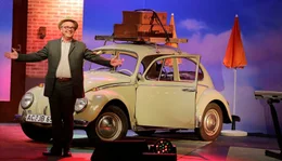 In seinem neuen B&uuml;hnenprogramm &bdquo;Wie jeht et? &ndash; Et jeht!&ldquo; widmet sich J&uuml;rgen B. Hausmann etlichen Redewendungen seiner Heimatregion, doch seine Gedanken zu diesen Redewendungen, seine Alltagsbeobachtungen und seine Anmerkungen zum schier unvermeidlichen Fernsehkonsum sind eindeutig von &uuml;berregionaler Lustigkeit. Heutzutage auf der Eckbank in der K&uuml;che und in der Sitzlandschaft im Wohnzimmer oder aber vor Jahrzehnten mit den Eltern im Volkswagen unterwegs in s&uuml;dliche Gefilde: J&uuml;rgen Beckers war und ist ein feinf&uuml;hliger Beobachter seiner Umwelt und der Helden des Alltags.