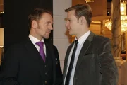 Carlo (Mathias Kahler-Polagnoli, l.) rastet wegen Gina gegenüber Philip (Philipp Romann, r.) aus ... Carlo (Mathias Kahler-Polagnoli, l.) rastet wegen Gina gegenüber Philip (Philipp Romann, r.) aus ...