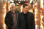 "CSI: Vegas", "Wein zu Blut." D.B. Russell erhält Besuch von seinem New Yorker Kollegen Mac Taylor. Ein Urlaub mit Ehefrau Christine führt Taylor in die Glücksspielstadt. Doch der Traum von ein paar erholsamen Tagen zerplatzt, als Taylors Frau Christine noch am selben Abend auf mysteriöse Weise spurlos verschwindet. Alle Versuche, ihre Fährte aufzunehmen, verlaufen vorerst im Sand. Derweil untersuchen Sara und Greg den Mord an dem Weinhändler Jack Davari. Halb verwest wird sein Leichnam in einem großen Weinfass entdeckt.Im Bild (v.li.): Ted Danson (D.B. Russell), Gary Sinise (Mac Taylor). "CSI: Vegas", "Wein zu Blut." D.B. Russell erhält Besuch von seinem New Yorker Kollegen Mac Taylor. Ein Urlaub mit Ehefrau Christine führt Taylor in die Glücksspielstadt. Doch der Traum von ein paar erholsamen Tagen zerplatzt, als Taylors Frau Christine noch am selben Abend auf mysteriöse Weise spurlos verschwindet. Alle Versuche, ihre Fährte aufzunehmen, verlaufen vorerst im Sand. Derweil untersuchen Sara und Greg den Mord an dem Weinhändler Jack Davari. Halb verwest wird sein Leichnam in einem großen Weinfass entdeckt.Im Bild (v.li.): Ted Danson (D.B. Russell), Gary Sinise (Mac Taylor).