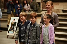 Karl (Mitte: Jonas Holdenrieder),  Hannes (links: Nico Hartung ), Marie (Emily Kusche) und  Karls Mutter, (rechts: Sandra Borgmann) schauen belustigt dem Treiben im Burghof zu.