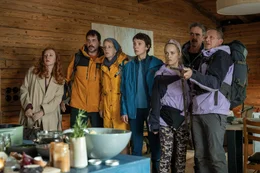 Im Chalet kommt es zu einer kritischen Konfrontation zwischen der Freundesclique und den Besetzern. Von links: Ines (Brigitte Hobmeier), Harry (Marcel Mohab), Sanne (Katrin Wichmann), Juliane (Julia Koschitz), Edwin (Felix Hellmann), Paula (Friederike Kempter) und Pascal (Maximilian Br&uuml;ckner)