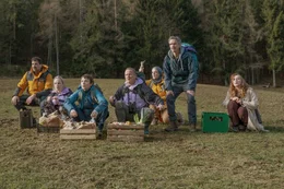 Wer hat in meinem Bettchen geschlafen? Entsetzt stellen die Freunde fest, dass Julianes Chalet von Fremden bewohnt wird. Von links: Harry (Marcel Mohab), Paula (Friederike Kempter), Juliane (Julia Koschitz), Pascal (Maximilian Br&uuml;ckner), Sanne (Katrin Wichmann), Edwin (Felix Hellmann) und Ines (Brigitte Hobmeier).