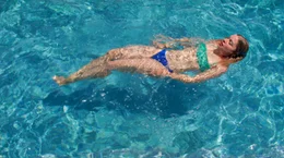 Anne (Liliane Amuat) verbringt ihre Zeit am liebsten im Pool von Nuris Eltern.