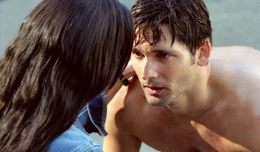 Bruce Banner (Eric Bana, r.) rettet als Hulk seine Ex-Freundin Betty Ross (Jennifer Connelly, l.) vor den genetisch ver&auml;nderten Hunden seines Vaters. Nach seiner R&uuml;ckverwandlung vermutet Betty, dass seine Verwandlungen von verdr&auml;ngten Kindheitserinnerungen ausgel&ouml;st werden.