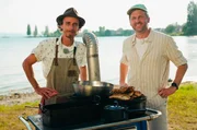Koch Mario Enchelmaier und Johannes Zenglein kochen gemeinsam am Bodenseestrand bei Immenstaad. Koch Mario Enchelmaier und Johannes Zenglein kochen gemeinsam am Bodenseestrand bei Immenstaad.