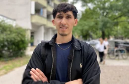 David Paraschiv (27) unterst&uuml;tzt Jugendliche Roma bei der Ausbildungssuche und leitet Jugendtheaterprojekte.