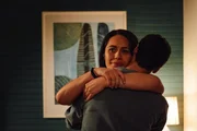 DC Mihi Renata (Roimata Fox) kann sich keinen Reim auf den Unfall von Nicole, der Stieftochter ihrer Chefin machen. Zudem macht sie sich privat Sorgen, weil ihr Mann Milan (Arlo Green) sich von ihr distanziert. DC Mihi Renata (Roimata Fox) kann sich keinen Reim auf den Unfall von Nicole, der Stieftochter ihrer Chefin machen. Zudem macht sie sich privat Sorgen, weil ihr Mann Milan (Arlo Green) sich von ihr distanziert.
