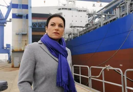 Victoria (Christine Neubauer) sucht nach einem Weg, um ihre in finanzelle Not geratene Reederei in der bisherigen Form zu erhalten.